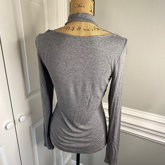 GUESS Grey Ribbed Mock Neck Cutout Long Sleeve Top Women's Size M - Picture 3 of 9